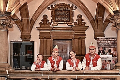 EmpfangRathaus 2025-11-07 31  Empfang im Rathaus der Stadt Duisburg - OB Sören Link empfing se. des. Tollität Kinderprinz Juls  I., Prinzessin Aileen I. Hofmarschall Sami und Patin Paula im Rathaus. Dabei durfte der Eintrag In das goldene Buch der Stadt Duisburg nicht fehlen. : DVPJ, Holger II, Kinderprinz Phil II., Prinzessin, Mia I., Prinzessin Mia I., HDK, Duisburg, Karneval, Helau, Tollität, Event, Session 2024, Session 2025, Hauptausschuss, Gemeinschaft, Hauptausschuss Karneval Duisburg, Duisburg ist echt