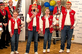 01 Hopped KG Baerl 2025-11-07 03  Hoppeditzerwachen, die Ersten - Am Freitagabend, 7. November, für uns vier das erste Hoppeditzerwachen als Kinderprinzencrew wozu wir eingeladen waren. Wir waren bei der 1. KG Baerl Blau-Gelb zu Gast. Ein spätes Hallo dann noch am Abend bei den Grafschafter Funken in Moers.