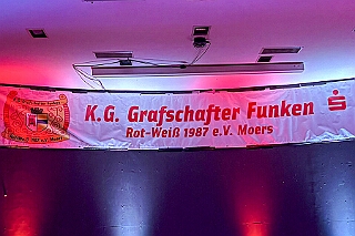 02 GrafschaftFunken 2025-11-000 01  Hoppeditzerwachen, die Ersten - Am Freitagabend, 7. November, für uns vier das erste Hoppeditzerwachen als Kinderprinzencrew wozu wir eingeladen waren. Wir waren bei der 1. KG Baerl Blau-Gelb zu Gast. Ein spätes Hallo dann noch am Abend bei den Grafschafter Funken in Moers.