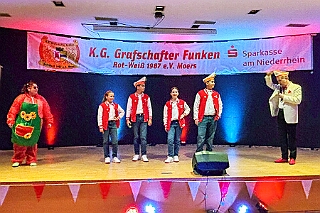 02 GrafschaftFunken 2025-11-000 03  Hoppeditzerwachen, die Ersten - Am Freitagabend, 7. November, für uns vier das erste Hoppeditzerwachen als Kinderprinzencrew wozu wir eingeladen waren. Wir waren bei der 1. KG Baerl Blau-Gelb zu Gast. Ein spätes Hallo dann noch am Abend bei den Grafschafter Funken in Moers.