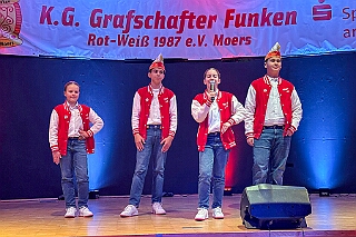 02 GrafschaftFunken 2025-11-000 04  Hoppeditzerwachen, die Ersten - Am Freitagabend, 7. November, für uns vier das erste Hoppeditzerwachen als Kinderprinzencrew wozu wir eingeladen waren. Wir waren bei der 1. KG Baerl Blau-Gelb zu Gast. Ein spätes Hallo dann noch am Abend bei den Grafschafter Funken in Moers.