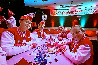 02 GrafschaftFunken 2025-11-000 05  Hoppeditzerwachen, die Ersten - Am Freitagabend, 7. November, für uns vier das erste Hoppeditzerwachen als Kinderprinzencrew wozu wir eingeladen waren. Wir waren bei der 1. KG Baerl Blau-Gelb zu Gast. Ein spätes Hallo dann noch am Abend bei den Grafschafter Funken in Moers.