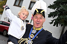 01 Biwak AMaB 2025-11-09 06  Biwak und Hoppeditzerwachen im Süden - Am Sonntagmorgen 9. November eröffnete die KG Alle Mann an Bord - die »Blauen Jungs« 1955 e.V. die neue Session mit ihrem traditionellen Biwak. Das erste große Heimspiel für uns. Nach gutem Brauch wurde uns auch dann noch ein Weckmann überreicht. Danach noch ein bisschen weiter in Richtung Süden, die KG Südstern feierte in Serm ihrHoppeditzerwachen. : DVPJ, Holger II, Kinderprinz Phil II., Prinzessin, Mia I., Prinzessin Mia I., HDK, Duisburg, Karneval, Helau, Tollität, Event, Session 2024, Session 2025, Hauptausschuss, Gemeinschaft, Hauptausschuss Karneval Duisburg, Duisburg ist echt