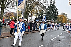 01 Biwak AMaB 2025-11-09 12  Biwak und Hoppeditzerwachen im Süden - Am Sonntagmorgen 9. November eröffnete die KG Alle Mann an Bord - die »Blauen Jungs« 1955 e.V. die neue Session mit ihrem traditionellen Biwak. Das erste große Heimspiel für uns. Nach gutem Brauch wurde uns auch dann noch ein Weckmann überreicht. Danach noch ein bisschen weiter in Richtung Süden, die KG Südstern feierte in Serm ihrHoppeditzerwachen. : DVPJ, Holger II, Kinderprinz Phil II., Prinzessin, Mia I., Prinzessin Mia I., HDK, Duisburg, Karneval, Helau, Tollität, Event, Session 2024, Session 2025, Hauptausschuss, Gemeinschaft, Hauptausschuss Karneval Duisburg, Duisburg ist echt