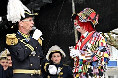 01 Biwak AMaB 2025-11-09 24  Biwak und Hoppeditzerwachen im Süden - Am Sonntagmorgen 9. November eröffnete die KG Alle Mann an Bord - die »Blauen Jungs« 1955 e.V. die neue Session mit ihrem traditionellen Biwak. Das erste große Heimspiel für uns. Nach gutem Brauch wurde uns auch dann noch ein Weckmann überreicht. Danach noch ein bisschen weiter in Richtung Süden, die KG Südstern feierte in Serm ihrHoppeditzerwachen. : DVPJ, Holger II, Kinderprinz Phil II., Prinzessin, Mia I., Prinzessin Mia I., HDK, Duisburg, Karneval, Helau, Tollität, Event, Session 2024, Session 2025, Hauptausschuss, Gemeinschaft, Hauptausschuss Karneval Duisburg, Duisburg ist echt