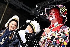 01 Biwak AMaB 2025-11-09 26  Biwak und Hoppeditzerwachen im Süden - Am Sonntagmorgen 9. November eröffnete die KG Alle Mann an Bord - die »Blauen Jungs« 1955 e.V. die neue Session mit ihrem traditionellen Biwak. Das erste große Heimspiel für uns. Nach gutem Brauch wurde uns auch dann noch ein Weckmann überreicht. Danach noch ein bisschen weiter in Richtung Süden, die KG Südstern feierte in Serm ihrHoppeditzerwachen. : DVPJ, Holger II, Kinderprinz Phil II., Prinzessin, Mia I., Prinzessin Mia I., HDK, Duisburg, Karneval, Helau, Tollität, Event, Session 2024, Session 2025, Hauptausschuss, Gemeinschaft, Hauptausschuss Karneval Duisburg, Duisburg ist echt