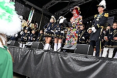 01 Biwak AMaB 2025-11-09 27  Biwak und Hoppeditzerwachen im Süden - Am Sonntagmorgen 9. November eröffnete die KG Alle Mann an Bord - die »Blauen Jungs« 1955 e.V. die neue Session mit ihrem traditionellen Biwak. Das erste große Heimspiel für uns. Nach gutem Brauch wurde uns auch dann noch ein Weckmann überreicht. Danach noch ein bisschen weiter in Richtung Süden, die KG Südstern feierte in Serm ihrHoppeditzerwachen. : DVPJ, Holger II, Kinderprinz Phil II., Prinzessin, Mia I., Prinzessin Mia I., HDK, Duisburg, Karneval, Helau, Tollität, Event, Session 2024, Session 2025, Hauptausschuss, Gemeinschaft, Hauptausschuss Karneval Duisburg, Duisburg ist echt