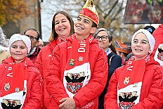 01 Biwak AMaB 2025-11-09 30  Biwak und Hoppeditzerwachen im Süden - Am Sonntagmorgen 9. November eröffnete die KG Alle Mann an Bord - die »Blauen Jungs« 1955 e.V. die neue Session mit ihrem traditionellen Biwak. Das erste große Heimspiel für uns. Nach gutem Brauch wurde uns auch dann noch ein Weckmann überreicht. Danach noch ein bisschen weiter in Richtung Süden, die KG Südstern feierte in Serm ihrHoppeditzerwachen. : DVPJ, Holger II, Kinderprinz Phil II., Prinzessin, Mia I., Prinzessin Mia I., HDK, Duisburg, Karneval, Helau, Tollität, Event, Session 2024, Session 2025, Hauptausschuss, Gemeinschaft, Hauptausschuss Karneval Duisburg, Duisburg ist echt