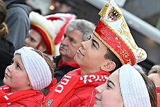 01 Biwak AMaB 2025-11-09 31  Biwak und Hoppeditzerwachen im Süden - Am Sonntagmorgen 9. November eröffnete die KG Alle Mann an Bord - die »Blauen Jungs« 1955 e.V. die neue Session mit ihrem traditionellen Biwak. Das erste große Heimspiel für uns. Nach gutem Brauch wurde uns auch dann noch ein Weckmann überreicht. Danach noch ein bisschen weiter in Richtung Süden, die KG Südstern feierte in Serm ihrHoppeditzerwachen. : DVPJ, Holger II, Kinderprinz Phil II., Prinzessin, Mia I., Prinzessin Mia I., HDK, Duisburg, Karneval, Helau, Tollität, Event, Session 2024, Session 2025, Hauptausschuss, Gemeinschaft, Hauptausschuss Karneval Duisburg, Duisburg ist echt