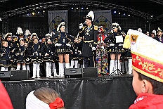 01 Biwak AMaB 2025-11-09 34  Biwak und Hoppeditzerwachen im Süden - Am Sonntagmorgen 9. November eröffnete die KG Alle Mann an Bord - die »Blauen Jungs« 1955 e.V. die neue Session mit ihrem traditionellen Biwak. Das erste große Heimspiel für uns. Nach gutem Brauch wurde uns auch dann noch ein Weckmann überreicht. Danach noch ein bisschen weiter in Richtung Süden, die KG Südstern feierte in Serm ihrHoppeditzerwachen. : DVPJ, Holger II, Kinderprinz Phil II., Prinzessin, Mia I., Prinzessin Mia I., HDK, Duisburg, Karneval, Helau, Tollität, Event, Session 2024, Session 2025, Hauptausschuss, Gemeinschaft, Hauptausschuss Karneval Duisburg, Duisburg ist echt