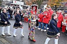 01 Biwak AMaB 2025-11-09 35  Biwak und Hoppeditzerwachen im Süden - Am Sonntagmorgen 9. November eröffnete die KG Alle Mann an Bord - die »Blauen Jungs« 1955 e.V. die neue Session mit ihrem traditionellen Biwak. Das erste große Heimspiel für uns. Nach gutem Brauch wurde uns auch dann noch ein Weckmann überreicht. Danach noch ein bisschen weiter in Richtung Süden, die KG Südstern feierte in Serm ihrHoppeditzerwachen. : DVPJ, Holger II, Kinderprinz Phil II., Prinzessin, Mia I., Prinzessin Mia I., HDK, Duisburg, Karneval, Helau, Tollität, Event, Session 2024, Session 2025, Hauptausschuss, Gemeinschaft, Hauptausschuss Karneval Duisburg, Duisburg ist echt