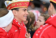 01 Biwak AMaB 2025-11-09 37  Biwak und Hoppeditzerwachen im Süden - Am Sonntagmorgen 9. November eröffnete die KG Alle Mann an Bord - die »Blauen Jungs« 1955 e.V. die neue Session mit ihrem traditionellen Biwak. Das erste große Heimspiel für uns. Nach gutem Brauch wurde uns auch dann noch ein Weckmann überreicht. Danach noch ein bisschen weiter in Richtung Süden, die KG Südstern feierte in Serm ihrHoppeditzerwachen. : DVPJ, Holger II, Kinderprinz Phil II., Prinzessin, Mia I., Prinzessin Mia I., HDK, Duisburg, Karneval, Helau, Tollität, Event, Session 2024, Session 2025, Hauptausschuss, Gemeinschaft, Hauptausschuss Karneval Duisburg, Duisburg ist echt