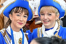 01 Biwak AMaB 2025-11-09 38  Biwak und Hoppeditzerwachen im Süden - Am Sonntagmorgen 9. November eröffnete die KG Alle Mann an Bord - die »Blauen Jungs« 1955 e.V. die neue Session mit ihrem traditionellen Biwak. Das erste große Heimspiel für uns. Nach gutem Brauch wurde uns auch dann noch ein Weckmann überreicht. Danach noch ein bisschen weiter in Richtung Süden, die KG Südstern feierte in Serm ihrHoppeditzerwachen. : DVPJ, Holger II, Kinderprinz Phil II., Prinzessin, Mia I., Prinzessin Mia I., HDK, Duisburg, Karneval, Helau, Tollität, Event, Session 2024, Session 2025, Hauptausschuss, Gemeinschaft, Hauptausschuss Karneval Duisburg, Duisburg ist echt