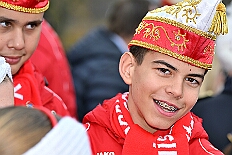 01 Biwak AMaB 2025-11-09 39  Biwak und Hoppeditzerwachen im Süden - Am Sonntagmorgen 9. November eröffnete die KG Alle Mann an Bord - die »Blauen Jungs« 1955 e.V. die neue Session mit ihrem traditionellen Biwak. Das erste große Heimspiel für uns. Nach gutem Brauch wurde uns auch dann noch ein Weckmann überreicht. Danach noch ein bisschen weiter in Richtung Süden, die KG Südstern feierte in Serm ihrHoppeditzerwachen. : DVPJ, Holger II, Kinderprinz Phil II., Prinzessin, Mia I., Prinzessin Mia I., HDK, Duisburg, Karneval, Helau, Tollität, Event, Session 2024, Session 2025, Hauptausschuss, Gemeinschaft, Hauptausschuss Karneval Duisburg, Duisburg ist echt