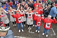 01 Biwak AMaB 2025-11-09 41  Biwak und Hoppeditzerwachen im Süden - Am Sonntagmorgen 9. November eröffnete die KG Alle Mann an Bord - die »Blauen Jungs« 1955 e.V. die neue Session mit ihrem traditionellen Biwak. Das erste große Heimspiel für uns. Nach gutem Brauch wurde uns auch dann noch ein Weckmann überreicht. Danach noch ein bisschen weiter in Richtung Süden, die KG Südstern feierte in Serm ihrHoppeditzerwachen. : DVPJ, Holger II, Kinderprinz Phil II., Prinzessin, Mia I., Prinzessin Mia I., HDK, Duisburg, Karneval, Helau, Tollität, Event, Session 2024, Session 2025, Hauptausschuss, Gemeinschaft, Hauptausschuss Karneval Duisburg, Duisburg ist echt