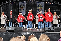 01 Biwak AMaB 2025-11-09 42  Biwak und Hoppeditzerwachen im Süden - Am Sonntagmorgen 9. November eröffnete die KG Alle Mann an Bord - die »Blauen Jungs« 1955 e.V. die neue Session mit ihrem traditionellen Biwak. Das erste große Heimspiel für uns. Nach gutem Brauch wurde uns auch dann noch ein Weckmann überreicht. Danach noch ein bisschen weiter in Richtung Süden, die KG Südstern feierte in Serm ihrHoppeditzerwachen. : DVPJ, Holger II, Kinderprinz Phil II., Prinzessin, Mia I., Prinzessin Mia I., HDK, Duisburg, Karneval, Helau, Tollität, Event, Session 2024, Session 2025, Hauptausschuss, Gemeinschaft, Hauptausschuss Karneval Duisburg, Duisburg ist echt