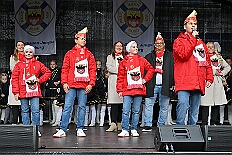 01 Biwak AMaB 2025-11-09 43  Biwak und Hoppeditzerwachen im Süden - Am Sonntagmorgen 9. November eröffnete die KG Alle Mann an Bord - die »Blauen Jungs« 1955 e.V. die neue Session mit ihrem traditionellen Biwak. Das erste große Heimspiel für uns. Nach gutem Brauch wurde uns auch dann noch ein Weckmann überreicht. Danach noch ein bisschen weiter in Richtung Süden, die KG Südstern feierte in Serm ihrHoppeditzerwachen. : DVPJ, Holger II, Kinderprinz Phil II., Prinzessin, Mia I., Prinzessin Mia I., HDK, Duisburg, Karneval, Helau, Tollität, Event, Session 2024, Session 2025, Hauptausschuss, Gemeinschaft, Hauptausschuss Karneval Duisburg, Duisburg ist echt