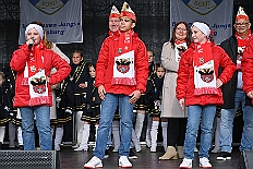 01 Biwak AMaB 2025-11-09 44  Biwak und Hoppeditzerwachen im Süden - Am Sonntagmorgen 9. November eröffnete die KG Alle Mann an Bord - die »Blauen Jungs« 1955 e.V. die neue Session mit ihrem traditionellen Biwak. Das erste große Heimspiel für uns. Nach gutem Brauch wurde uns auch dann noch ein Weckmann überreicht. Danach noch ein bisschen weiter in Richtung Süden, die KG Südstern feierte in Serm ihrHoppeditzerwachen. : DVPJ, Holger II, Kinderprinz Phil II., Prinzessin, Mia I., Prinzessin Mia I., HDK, Duisburg, Karneval, Helau, Tollität, Event, Session 2024, Session 2025, Hauptausschuss, Gemeinschaft, Hauptausschuss Karneval Duisburg, Duisburg ist echt