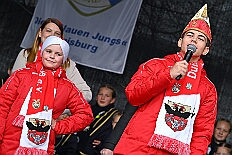 01 Biwak AMaB 2025-11-09 45  Biwak und Hoppeditzerwachen im Süden - Am Sonntagmorgen 9. November eröffnete die KG Alle Mann an Bord - die »Blauen Jungs« 1955 e.V. die neue Session mit ihrem traditionellen Biwak. Das erste große Heimspiel für uns. Nach gutem Brauch wurde uns auch dann noch ein Weckmann überreicht. Danach noch ein bisschen weiter in Richtung Süden, die KG Südstern feierte in Serm ihrHoppeditzerwachen. : DVPJ, Holger II, Kinderprinz Phil II., Prinzessin, Mia I., Prinzessin Mia I., HDK, Duisburg, Karneval, Helau, Tollität, Event, Session 2024, Session 2025, Hauptausschuss, Gemeinschaft, Hauptausschuss Karneval Duisburg, Duisburg ist echt