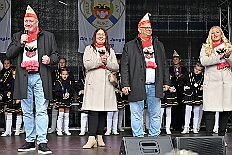 01 Biwak AMaB 2025-11-09 47  Biwak und Hoppeditzerwachen im Süden - Am Sonntagmorgen 9. November eröffnete die KG Alle Mann an Bord - die »Blauen Jungs« 1955 e.V. die neue Session mit ihrem traditionellen Biwak. Das erste große Heimspiel für uns. Nach gutem Brauch wurde uns auch dann noch ein Weckmann überreicht. Danach noch ein bisschen weiter in Richtung Süden, die KG Südstern feierte in Serm ihrHoppeditzerwachen. : DVPJ, Holger II, Kinderprinz Phil II., Prinzessin, Mia I., Prinzessin Mia I., HDK, Duisburg, Karneval, Helau, Tollität, Event, Session 2024, Session 2025, Hauptausschuss, Gemeinschaft, Hauptausschuss Karneval Duisburg, Duisburg ist echt