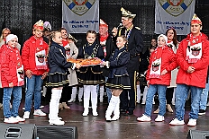 01 Biwak AMaB 2025-11-09 49  Biwak und Hoppeditzerwachen im Süden - Am Sonntagmorgen 9. November eröffnete die KG Alle Mann an Bord - die »Blauen Jungs« 1955 e.V. die neue Session mit ihrem traditionellen Biwak. Das erste große Heimspiel für uns. Nach gutem Brauch wurde uns auch dann noch ein Weckmann überreicht. Danach noch ein bisschen weiter in Richtung Süden, die KG Südstern feierte in Serm ihrHoppeditzerwachen. : DVPJ, Holger II, Kinderprinz Phil II., Prinzessin, Mia I., Prinzessin Mia I., HDK, Duisburg, Karneval, Helau, Tollität, Event, Session 2024, Session 2025, Hauptausschuss, Gemeinschaft, Hauptausschuss Karneval Duisburg, Duisburg ist echt