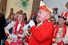 02 Hopped KG Suedstern 2025-11-09 02  Biwak und Hoppeditzerwachen im Süden - Am Sonntagmorgen 9. November eröffnete die KG Alle Mann an Bord - die »Blauen Jungs« 1955 e.V. die neue Session mit ihrem traditionellen Biwak. Das erste große Heimspiel für uns. Nach gutem Brauch wurde uns auch dann noch ein Weckmann überreicht. Danach noch ein bisschen weiter in Richtung Süden, die KG Südstern feierte in Serm ihrHoppeditzerwachen. : DVPJ, Holger II, Kinderprinz Phil II., Prinzessin, Mia I., Prinzessin Mia I., HDK, Duisburg, Karneval, Helau, Tollität, Event, Session 2024, Session 2025, Hauptausschuss, Gemeinschaft, Hauptausschuss Karneval Duisburg, Duisburg ist echt