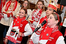 02 Hopped KG Suedstern 2025-11-09 04  Biwak und Hoppeditzerwachen im Süden - Am Sonntagmorgen 9. November eröffnete die KG Alle Mann an Bord - die »Blauen Jungs« 1955 e.V. die neue Session mit ihrem traditionellen Biwak. Das erste große Heimspiel für uns. Nach gutem Brauch wurde uns auch dann noch ein Weckmann überreicht. Danach noch ein bisschen weiter in Richtung Süden, die KG Südstern feierte in Serm ihrHoppeditzerwachen. : DVPJ, Holger II, Kinderprinz Phil II., Prinzessin, Mia I., Prinzessin Mia I., HDK, Duisburg, Karneval, Helau, Tollität, Event, Session 2024, Session 2025, Hauptausschuss, Gemeinschaft, Hauptausschuss Karneval Duisburg, Duisburg ist echt