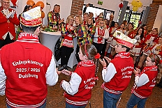 02 Hopped KG Suedstern 2025-11-09 06  Biwak und Hoppeditzerwachen im Süden - Am Sonntagmorgen 9. November eröffnete die KG Alle Mann an Bord - die »Blauen Jungs« 1955 e.V. die neue Session mit ihrem traditionellen Biwak. Das erste große Heimspiel für uns. Nach gutem Brauch wurde uns auch dann noch ein Weckmann überreicht. Danach noch ein bisschen weiter in Richtung Süden, die KG Südstern feierte in Serm ihrHoppeditzerwachen. : DVPJ, Holger II, Kinderprinz Phil II., Prinzessin, Mia I., Prinzessin Mia I., HDK, Duisburg, Karneval, Helau, Tollität, Event, Session 2024, Session 2025, Hauptausschuss, Gemeinschaft, Hauptausschuss Karneval Duisburg, Duisburg ist echt