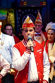 01 Hoppd RW Rheinhausen 2025-11-15 03  Hoppeditzerwachen im Westen - Am Freitagabend, 14. November, besuchten wir in Rheinhausen im „Haus Ettwig“ an der Annastraße das Hoppeditzerwachen der KG Rot- Weiss Rheinhausen. Mit dabei Toni und seine Crew. Mit ihr zusammen besuchten wir dann danach auch in der Aula der Erich Kästner Gesamtschule das Hoppeditzerwachen der KG Narrenhzunft Homberg. : DVPJ, Holger II, Kinderprinz Phil II., Prinzessin, Mia I., Prinzessin Mia I., HDK, Duisburg, Karneval, Helau, Tollität, Event, Session 2024, Session 2025, Hauptausschuss, Gemeinschaft, Hauptausschuss Karneval Duisburg, Duisburg ist echt