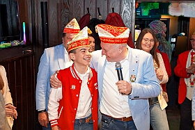 01 Hoppd RW Rheinhausen 2025-11-15 05  Hoppeditzerwachen im Westen - Am Freitagabend, 14. November, besuchten wir in Rheinhausen im „Haus Ettwig“ an der Annastraße das Hoppeditzerwachen der KG Rot- Weiss Rheinhausen. Mit dabei Toni und seine Crew. Mit ihr zusammen besuchten wir dann danach auch in der Aula der Erich Kästner Gesamtschule das Hoppeditzerwachen der KG Narrenhzunft Homberg. : DVPJ, Holger II, Kinderprinz Phil II., Prinzessin, Mia I., Prinzessin Mia I., HDK, Duisburg, Karneval, Helau, Tollität, Event, Session 2024, Session 2025, Hauptausschuss, Gemeinschaft, Hauptausschuss Karneval Duisburg, Duisburg ist echt