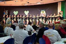 02 Hoppd Narrenz Homb 2025-11-15 01  Hoppeditzerwachen im Westen - Am Freitagabend, 14. November, besuchten wir in Rheinhausen im „Haus Ettwig“ an der Annastraße das Hoppeditzerwachen der KG Rot- Weiss Rheinhausen. Mit dabei Toni und seine Crew. Mit ihr zusammen besuchten wir dann danach auch in der Aula der Erich Kästner Gesamtschule das Hoppeditzerwachen der KG Narrenhzunft Homberg. : DVPJ, Holger II, Kinderprinz Phil II., Prinzessin, Mia I., Prinzessin Mia I., HDK, Duisburg, Karneval, Helau, Tollität, Event, Session 2024, Session 2025, Hauptausschuss, Gemeinschaft, Hauptausschuss Karneval Duisburg, Duisburg ist echt