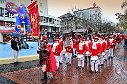 01 Auftakt HDK 2025-11-15 03  Auftakt HDK, Proklamation, Auftaktsitzung - Samstag, 15. November, zogen wir mit den Duisburger Karnevalsgesellschaften vom Forum über die Königsstraße zum Burgplatz. Hier war dann die Auftaktveranstaltung des HDK. Um die Mittagszeit sind es über den Rhein nach Kamp-Lintfort gefahren,  dort war in der Stadthalle die Proklamation von der Jugendprinzessin Sophie I. Am frühen Abend dann in die Aula, unsere Aula, vom Reinhard-und-Max-Mannesmann-Gymnasium, zur Auftaktsitzung unseres „Heimathafens“. Mit „stürmischer“ Begeisterung wurden wir dort empfangen. : DVPJ, Holger II, Kinderprinz Phil II., Prinzessin, Mia I., Prinzessin Mia I., HDK, Duisburg, Karneval, Helau, Tollität, Event, Session 2024, Session 2025, Hauptausschuss, Gemeinschaft, Hauptausschuss Karneval Duisburg, Duisburg ist echt