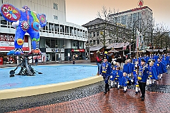 01 Auftakt HDK 2025-11-15 06  Auftakt HDK, Proklamation, Auftaktsitzung - Samstag, 15. November, zogen wir mit den Duisburger Karnevalsgesellschaften vom Forum über die Königsstraße zum Burgplatz. Hier war dann die Auftaktveranstaltung des HDK. Um die Mittagszeit sind es über den Rhein nach Kamp-Lintfort gefahren,  dort war in der Stadthalle die Proklamation von der Jugendprinzessin Sophie I. Am frühen Abend dann in die Aula, unsere Aula, vom Reinhard-und-Max-Mannesmann-Gymnasium, zur Auftaktsitzung unseres „Heimathafens“. Mit „stürmischer“ Begeisterung wurden wir dort empfangen. : DVPJ, Holger II, Kinderprinz Phil II., Prinzessin, Mia I., Prinzessin Mia I., HDK, Duisburg, Karneval, Helau, Tollität, Event, Session 2024, Session 2025, Hauptausschuss, Gemeinschaft, Hauptausschuss Karneval Duisburg, Duisburg ist echt