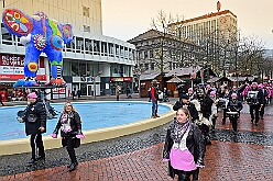 01 Auftakt HDK 2025-11-15 07  Auftakt HDK, Proklamation, Auftaktsitzung - Samstag, 15. November, zogen wir mit den Duisburger Karnevalsgesellschaften vom Forum über die Königsstraße zum Burgplatz. Hier war dann die Auftaktveranstaltung des HDK. Um die Mittagszeit sind es über den Rhein nach Kamp-Lintfort gefahren,  dort war in der Stadthalle die Proklamation von der Jugendprinzessin Sophie I. Am frühen Abend dann in die Aula, unsere Aula, vom Reinhard-und-Max-Mannesmann-Gymnasium, zur Auftaktsitzung unseres „Heimathafens“. Mit „stürmischer“ Begeisterung wurden wir dort empfangen. : DVPJ, Holger II, Kinderprinz Phil II., Prinzessin, Mia I., Prinzessin Mia I., HDK, Duisburg, Karneval, Helau, Tollität, Event, Session 2024, Session 2025, Hauptausschuss, Gemeinschaft, Hauptausschuss Karneval Duisburg, Duisburg ist echt