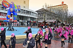 01 Auftakt HDK 2025-11-15 08  Auftakt HDK, Proklamation, Auftaktsitzung - Samstag, 15. November, zogen wir mit den Duisburger Karnevalsgesellschaften vom Forum über die Königsstraße zum Burgplatz. Hier war dann die Auftaktveranstaltung des HDK. Um die Mittagszeit sind es über den Rhein nach Kamp-Lintfort gefahren,  dort war in der Stadthalle die Proklamation von der Jugendprinzessin Sophie I. Am frühen Abend dann in die Aula, unsere Aula, vom Reinhard-und-Max-Mannesmann-Gymnasium, zur Auftaktsitzung unseres „Heimathafens“. Mit „stürmischer“ Begeisterung wurden wir dort empfangen. : DVPJ, Holger II, Kinderprinz Phil II., Prinzessin, Mia I., Prinzessin Mia I., HDK, Duisburg, Karneval, Helau, Tollität, Event, Session 2024, Session 2025, Hauptausschuss, Gemeinschaft, Hauptausschuss Karneval Duisburg, Duisburg ist echt