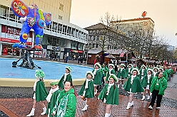 01 Auftakt HDK 2025-11-15 11  Auftakt HDK, Proklamation, Auftaktsitzung - Samstag, 15. November, zogen wir mit den Duisburger Karnevalsgesellschaften vom Forum über die Königsstraße zum Burgplatz. Hier war dann die Auftaktveranstaltung des HDK. Um die Mittagszeit sind es über den Rhein nach Kamp-Lintfort gefahren,  dort war in der Stadthalle die Proklamation von der Jugendprinzessin Sophie I. Am frühen Abend dann in die Aula, unsere Aula, vom Reinhard-und-Max-Mannesmann-Gymnasium, zur Auftaktsitzung unseres „Heimathafens“. Mit „stürmischer“ Begeisterung wurden wir dort empfangen. : DVPJ, Holger II, Kinderprinz Phil II., Prinzessin, Mia I., Prinzessin Mia I., HDK, Duisburg, Karneval, Helau, Tollität, Event, Session 2024, Session 2025, Hauptausschuss, Gemeinschaft, Hauptausschuss Karneval Duisburg, Duisburg ist echt