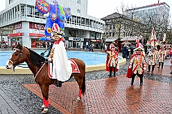 01 Auftakt HDK 2025-11-15 14  Auftakt HDK, Proklamation, Auftaktsitzung - Samstag, 15. November, zogen wir mit den Duisburger Karnevalsgesellschaften vom Forum über die Königsstraße zum Burgplatz. Hier war dann die Auftaktveranstaltung des HDK. Um die Mittagszeit sind es über den Rhein nach Kamp-Lintfort gefahren,  dort war in der Stadthalle die Proklamation von der Jugendprinzessin Sophie I. Am frühen Abend dann in die Aula, unsere Aula, vom Reinhard-und-Max-Mannesmann-Gymnasium, zur Auftaktsitzung unseres „Heimathafens“. Mit „stürmischer“ Begeisterung wurden wir dort empfangen. : DVPJ, Holger II, Kinderprinz Phil II., Prinzessin, Mia I., Prinzessin Mia I., HDK, Duisburg, Karneval, Helau, Tollität, Event, Session 2024, Session 2025, Hauptausschuss, Gemeinschaft, Hauptausschuss Karneval Duisburg, Duisburg ist echt