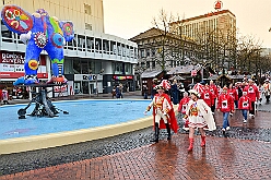 01 Auftakt HDK 2025-11-15 16  Auftakt HDK, Proklamation, Auftaktsitzung - Samstag, 15. November, zogen wir mit den Duisburger Karnevalsgesellschaften vom Forum über die Königsstraße zum Burgplatz. Hier war dann die Auftaktveranstaltung des HDK. Um die Mittagszeit sind es über den Rhein nach Kamp-Lintfort gefahren,  dort war in der Stadthalle die Proklamation von der Jugendprinzessin Sophie I. Am frühen Abend dann in die Aula, unsere Aula, vom Reinhard-und-Max-Mannesmann-Gymnasium, zur Auftaktsitzung unseres „Heimathafens“. Mit „stürmischer“ Begeisterung wurden wir dort empfangen. : DVPJ, Holger II, Kinderprinz Phil II., Prinzessin, Mia I., Prinzessin Mia I., HDK, Duisburg, Karneval, Helau, Tollität, Event, Session 2024, Session 2025, Hauptausschuss, Gemeinschaft, Hauptausschuss Karneval Duisburg, Duisburg ist echt