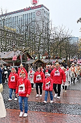 01 Auftakt HDK 2025-11-15 17  Auftakt HDK, Proklamation, Auftaktsitzung - Samstag, 15. November, zogen wir mit den Duisburger Karnevalsgesellschaften vom Forum über die Königsstraße zum Burgplatz. Hier war dann die Auftaktveranstaltung des HDK. Um die Mittagszeit sind es über den Rhein nach Kamp-Lintfort gefahren,  dort war in der Stadthalle die Proklamation von der Jugendprinzessin Sophie I. Am frühen Abend dann in die Aula, unsere Aula, vom Reinhard-und-Max-Mannesmann-Gymnasium, zur Auftaktsitzung unseres „Heimathafens“. Mit „stürmischer“ Begeisterung wurden wir dort empfangen. : DVPJ, Holger II, Kinderprinz Phil II., Prinzessin, Mia I., Prinzessin Mia I., HDK, Duisburg, Karneval, Helau, Tollität, Event, Session 2024, Session 2025, Hauptausschuss, Gemeinschaft, Hauptausschuss Karneval Duisburg, Duisburg ist echt