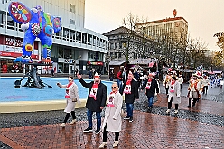 01 Auftakt HDK 2025-11-15 20  Auftakt HDK, Proklamation, Auftaktsitzung - Samstag, 15. November, zogen wir mit den Duisburger Karnevalsgesellschaften vom Forum über die Königsstraße zum Burgplatz. Hier war dann die Auftaktveranstaltung des HDK. Um die Mittagszeit sind es über den Rhein nach Kamp-Lintfort gefahren,  dort war in der Stadthalle die Proklamation von der Jugendprinzessin Sophie I. Am frühen Abend dann in die Aula, unsere Aula, vom Reinhard-und-Max-Mannesmann-Gymnasium, zur Auftaktsitzung unseres „Heimathafens“. Mit „stürmischer“ Begeisterung wurden wir dort empfangen. : DVPJ, Holger II, Kinderprinz Phil II., Prinzessin, Mia I., Prinzessin Mia I., HDK, Duisburg, Karneval, Helau, Tollität, Event, Session 2024, Session 2025, Hauptausschuss, Gemeinschaft, Hauptausschuss Karneval Duisburg, Duisburg ist echt