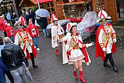 01 Auftakt HDK 2025-11-15 21  Auftakt HDK, Proklamation, Auftaktsitzung - Samstag, 15. November, zogen wir mit den Duisburger Karnevalsgesellschaften vom Forum über die Königsstraße zum Burgplatz. Hier war dann die Auftaktveranstaltung des HDK. Um die Mittagszeit sind es über den Rhein nach Kamp-Lintfort gefahren,  dort war in der Stadthalle die Proklamation von der Jugendprinzessin Sophie I. Am frühen Abend dann in die Aula, unsere Aula, vom Reinhard-und-Max-Mannesmann-Gymnasium, zur Auftaktsitzung unseres „Heimathafens“. Mit „stürmischer“ Begeisterung wurden wir dort empfangen. : DVPJ, Holger II, Kinderprinz Phil II., Prinzessin, Mia I., Prinzessin Mia I., HDK, Duisburg, Karneval, Helau, Tollität, Event, Session 2024, Session 2025, Hauptausschuss, Gemeinschaft, Hauptausschuss Karneval Duisburg, Duisburg ist echt