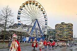 01 Auftakt HDK 2025-11-15 26  Auftakt HDK, Proklamation, Auftaktsitzung - Samstag, 15. November, zogen wir mit den Duisburger Karnevalsgesellschaften vom Forum über die Königsstraße zum Burgplatz. Hier war dann die Auftaktveranstaltung des HDK. Um die Mittagszeit sind es über den Rhein nach Kamp-Lintfort gefahren,  dort war in der Stadthalle die Proklamation von der Jugendprinzessin Sophie I. Am frühen Abend dann in die Aula, unsere Aula, vom Reinhard-und-Max-Mannesmann-Gymnasium, zur Auftaktsitzung unseres „Heimathafens“. Mit „stürmischer“ Begeisterung wurden wir dort empfangen. : DVPJ, Holger II, Kinderprinz Phil II., Prinzessin, Mia I., Prinzessin Mia I., HDK, Duisburg, Karneval, Helau, Tollität, Event, Session 2024, Session 2025, Hauptausschuss, Gemeinschaft, Hauptausschuss Karneval Duisburg, Duisburg ist echt