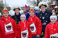 01 Auftakt HDK 2025-11-15 30  Auftakt HDK, Proklamation, Auftaktsitzung - Samstag, 15. November, zogen wir mit den Duisburger Karnevalsgesellschaften vom Forum über die Königsstraße zum Burgplatz. Hier war dann die Auftaktveranstaltung des HDK. Um die Mittagszeit sind es über den Rhein nach Kamp-Lintfort gefahren,  dort war in der Stadthalle die Proklamation von der Jugendprinzessin Sophie I. Am frühen Abend dann in die Aula, unsere Aula, vom Reinhard-und-Max-Mannesmann-Gymnasium, zur Auftaktsitzung unseres „Heimathafens“. Mit „stürmischer“ Begeisterung wurden wir dort empfangen. : DVPJ, Holger II, Kinderprinz Phil II., Prinzessin, Mia I., Prinzessin Mia I., HDK, Duisburg, Karneval, Helau, Tollität, Event, Session 2024, Session 2025, Hauptausschuss, Gemeinschaft, Hauptausschuss Karneval Duisburg, Duisburg ist echt