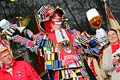 01 Auftakt HDK 2025-11-15 32  Auftakt HDK, Proklamation, Auftaktsitzung - Samstag, 15. November, zogen wir mit den Duisburger Karnevalsgesellschaften vom Forum über die Königsstraße zum Burgplatz. Hier war dann die Auftaktveranstaltung des HDK. Um die Mittagszeit sind es über den Rhein nach Kamp-Lintfort gefahren,  dort war in der Stadthalle die Proklamation von der Jugendprinzessin Sophie I. Am frühen Abend dann in die Aula, unsere Aula, vom Reinhard-und-Max-Mannesmann-Gymnasium, zur Auftaktsitzung unseres „Heimathafens“. Mit „stürmischer“ Begeisterung wurden wir dort empfangen. : DVPJ, Holger II, Kinderprinz Phil II., Prinzessin, Mia I., Prinzessin Mia I., HDK, Duisburg, Karneval, Helau, Tollität, Event, Session 2024, Session 2025, Hauptausschuss, Gemeinschaft, Hauptausschuss Karneval Duisburg, Duisburg ist echt