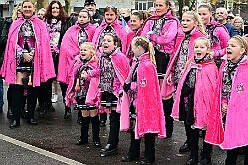 01 Auftakt HDK 2025-11-15 37  Auftakt HDK, Proklamation, Auftaktsitzung - Samstag, 15. November, zogen wir mit den Duisburger Karnevalsgesellschaften vom Forum über die Königsstraße zum Burgplatz. Hier war dann die Auftaktveranstaltung des HDK. Um die Mittagszeit sind es über den Rhein nach Kamp-Lintfort gefahren,  dort war in der Stadthalle die Proklamation von der Jugendprinzessin Sophie I. Am frühen Abend dann in die Aula, unsere Aula, vom Reinhard-und-Max-Mannesmann-Gymnasium, zur Auftaktsitzung unseres „Heimathafens“. Mit „stürmischer“ Begeisterung wurden wir dort empfangen. : DVPJ, Holger II, Kinderprinz Phil II., Prinzessin, Mia I., Prinzessin Mia I., HDK, Duisburg, Karneval, Helau, Tollität, Event, Session 2024, Session 2025, Hauptausschuss, Gemeinschaft, Hauptausschuss Karneval Duisburg, Duisburg ist echt