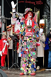 01 Auftakt HDK 2025-11-15 38  Auftakt HDK, Proklamation, Auftaktsitzung - Samstag, 15. November, zogen wir mit den Duisburger Karnevalsgesellschaften vom Forum über die Königsstraße zum Burgplatz. Hier war dann die Auftaktveranstaltung des HDK. Um die Mittagszeit sind es über den Rhein nach Kamp-Lintfort gefahren,  dort war in der Stadthalle die Proklamation von der Jugendprinzessin Sophie I. Am frühen Abend dann in die Aula, unsere Aula, vom Reinhard-und-Max-Mannesmann-Gymnasium, zur Auftaktsitzung unseres „Heimathafens“. Mit „stürmischer“ Begeisterung wurden wir dort empfangen. : DVPJ, Holger II, Kinderprinz Phil II., Prinzessin, Mia I., Prinzessin Mia I., HDK, Duisburg, Karneval, Helau, Tollität, Event, Session 2024, Session 2025, Hauptausschuss, Gemeinschaft, Hauptausschuss Karneval Duisburg, Duisburg ist echt