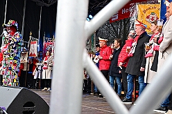 01 Auftakt HDK 2025-11-15 41  Auftakt HDK, Proklamation, Auftaktsitzung - Samstag, 15. November, zogen wir mit den Duisburger Karnevalsgesellschaften vom Forum über die Königsstraße zum Burgplatz. Hier war dann die Auftaktveranstaltung des HDK. Um die Mittagszeit sind es über den Rhein nach Kamp-Lintfort gefahren,  dort war in der Stadthalle die Proklamation von der Jugendprinzessin Sophie I. Am frühen Abend dann in die Aula, unsere Aula, vom Reinhard-und-Max-Mannesmann-Gymnasium, zur Auftaktsitzung unseres „Heimathafens“. Mit „stürmischer“ Begeisterung wurden wir dort empfangen. : DVPJ, Holger II, Kinderprinz Phil II., Prinzessin, Mia I., Prinzessin Mia I., HDK, Duisburg, Karneval, Helau, Tollität, Event, Session 2024, Session 2025, Hauptausschuss, Gemeinschaft, Hauptausschuss Karneval Duisburg, Duisburg ist echt