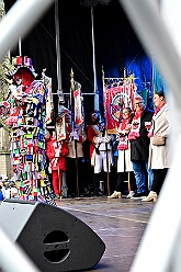 01 Auftakt HDK 2025-11-15 43  Auftakt HDK, Proklamation, Auftaktsitzung - Samstag, 15. November, zogen wir mit den Duisburger Karnevalsgesellschaften vom Forum über die Königsstraße zum Burgplatz. Hier war dann die Auftaktveranstaltung des HDK. Um die Mittagszeit sind es über den Rhein nach Kamp-Lintfort gefahren,  dort war in der Stadthalle die Proklamation von der Jugendprinzessin Sophie I. Am frühen Abend dann in die Aula, unsere Aula, vom Reinhard-und-Max-Mannesmann-Gymnasium, zur Auftaktsitzung unseres „Heimathafens“. Mit „stürmischer“ Begeisterung wurden wir dort empfangen. : DVPJ, Holger II, Kinderprinz Phil II., Prinzessin, Mia I., Prinzessin Mia I., HDK, Duisburg, Karneval, Helau, Tollität, Event, Session 2024, Session 2025, Hauptausschuss, Gemeinschaft, Hauptausschuss Karneval Duisburg, Duisburg ist echt