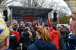 01 Auftakt HDK 2025-11-15 44  Auftakt HDK, Proklamation, Auftaktsitzung - Samstag, 15. November, zogen wir mit den Duisburger Karnevalsgesellschaften vom Forum über die Königsstraße zum Burgplatz. Hier war dann die Auftaktveranstaltung des HDK. Um die Mittagszeit sind es über den Rhein nach Kamp-Lintfort gefahren,  dort war in der Stadthalle die Proklamation von der Jugendprinzessin Sophie I. Am frühen Abend dann in die Aula, unsere Aula, vom Reinhard-und-Max-Mannesmann-Gymnasium, zur Auftaktsitzung unseres „Heimathafens“. Mit „stürmischer“ Begeisterung wurden wir dort empfangen. : DVPJ, Holger II, Kinderprinz Phil II., Prinzessin, Mia I., Prinzessin Mia I., HDK, Duisburg, Karneval, Helau, Tollität, Event, Session 2024, Session 2025, Hauptausschuss, Gemeinschaft, Hauptausschuss Karneval Duisburg, Duisburg ist echt