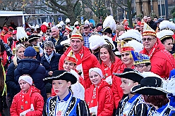 01 Auftakt HDK 2025-11-15 45  Auftakt HDK, Proklamation, Auftaktsitzung - Samstag, 15. November, zogen wir mit den Duisburger Karnevalsgesellschaften vom Forum über die Königsstraße zum Burgplatz. Hier war dann die Auftaktveranstaltung des HDK. Um die Mittagszeit sind es über den Rhein nach Kamp-Lintfort gefahren,  dort war in der Stadthalle die Proklamation von der Jugendprinzessin Sophie I. Am frühen Abend dann in die Aula, unsere Aula, vom Reinhard-und-Max-Mannesmann-Gymnasium, zur Auftaktsitzung unseres „Heimathafens“. Mit „stürmischer“ Begeisterung wurden wir dort empfangen. : DVPJ, Holger II, Kinderprinz Phil II., Prinzessin, Mia I., Prinzessin Mia I., HDK, Duisburg, Karneval, Helau, Tollität, Event, Session 2024, Session 2025, Hauptausschuss, Gemeinschaft, Hauptausschuss Karneval Duisburg, Duisburg ist echt